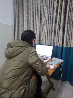 (图为学生正在认真听网课)