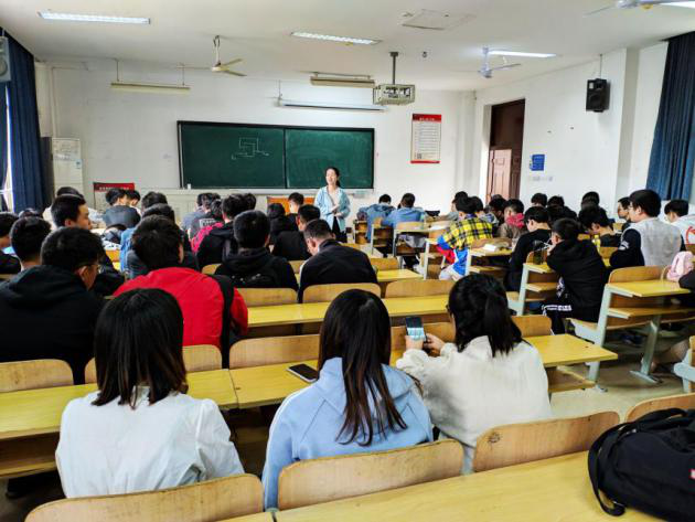 (测控系部为学生讲解考研就业相关知识)