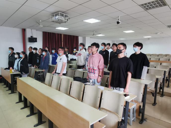 全体起立,奏唱《中华人民共和国国歌》