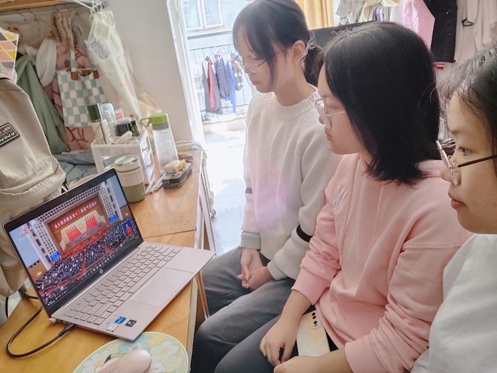 学生在宿舍收听收看
