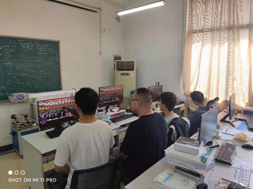 学院研究生在实验室收听收看