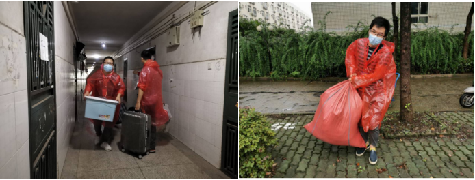 (图为学院教师冒着风雨为学生搬运行李)