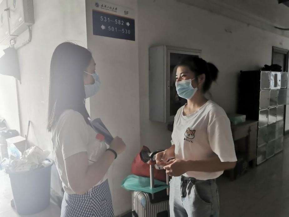 (图为学院领导、老师深入寝室看望返校学生)