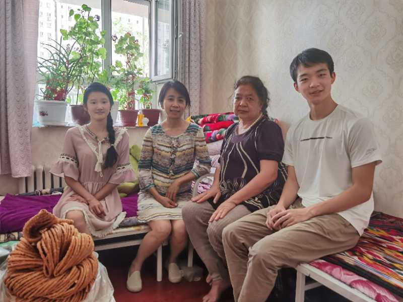 图为阿扎提古丽一家