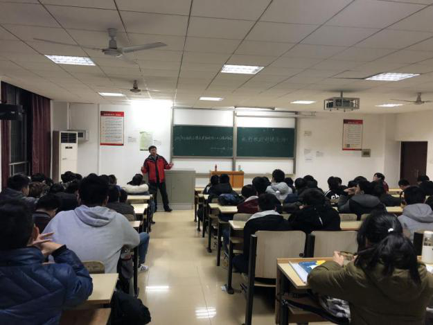 (电气系部为学生讲解考研就业相关知识)