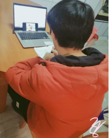 (图为学生提前预习并做好笔记)