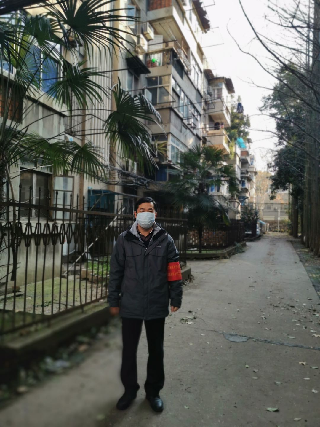 (图为李自成老师在执勤)